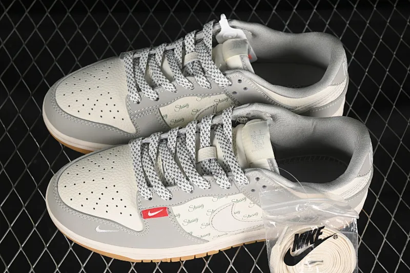 All categories Nk SB Dunk Series Nk SB Dunk Low High-end customized low-top sneakers Nike SB Dunk Low Stusi co-branded Cartoon raw rubber Anniversary high-end customized low-top casual sneakers JJ2508-557